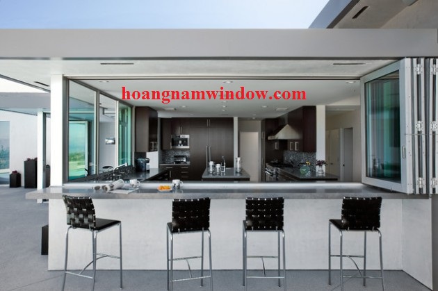 Ý tưởng quán bar phục vụ ngoài trời trong nhà thực tế với những bộ cửa kính cường lực hiện đại