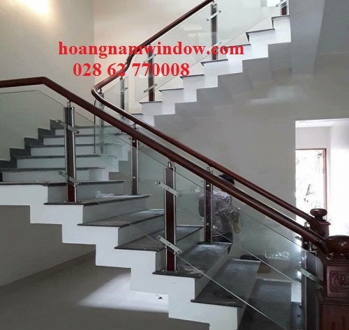 Cầu thang tay vịn gỗ tại HÓC MÔN